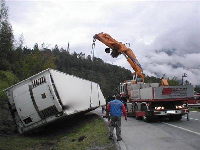 Bergung eines LKWs durch den Bergedienst in Innsbruck Land